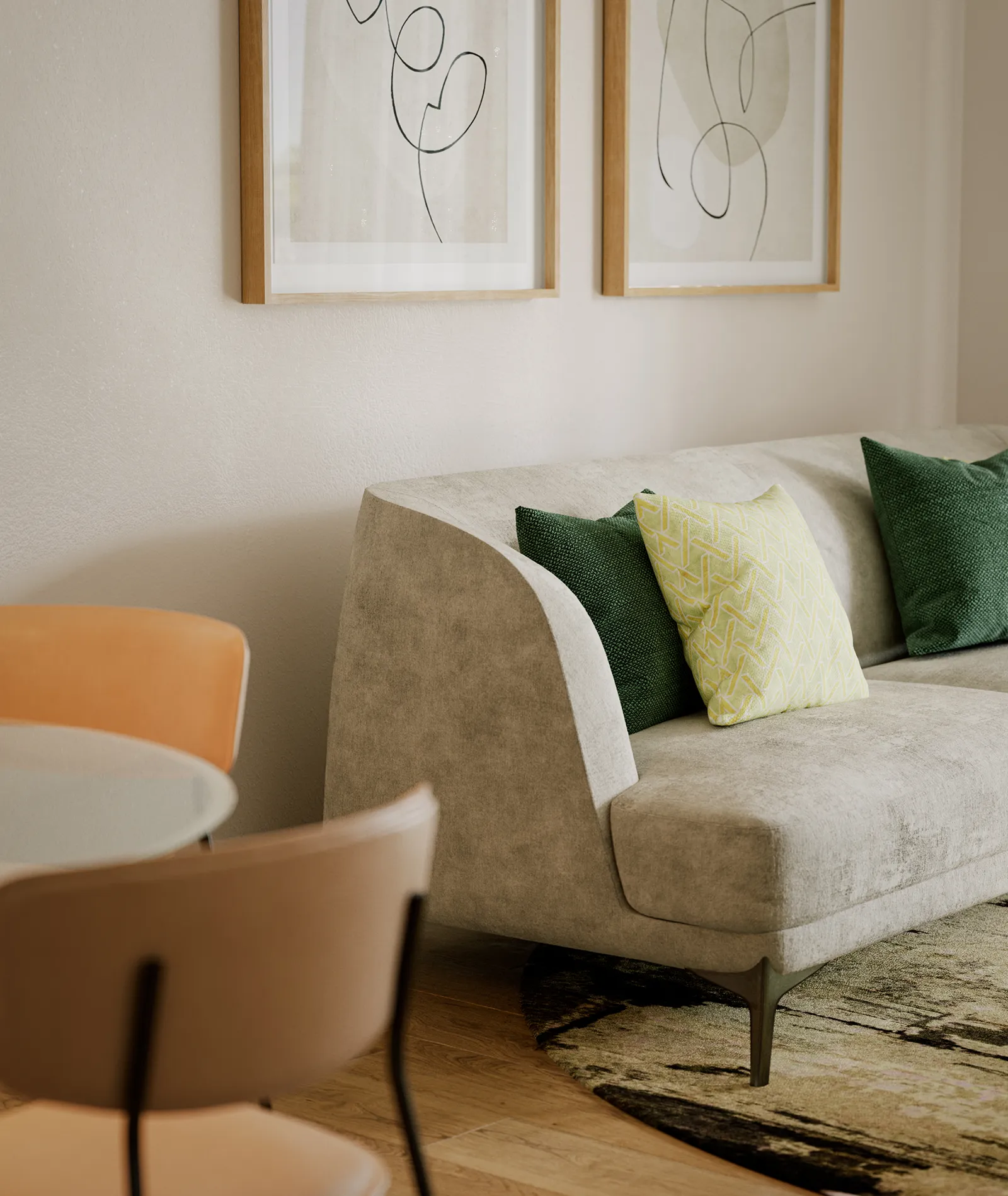 Fonte Laurentina: divano beige con cuscini verdi e gialli, due quadri astratti alle pareti e parte di tavolo e sedie color carne in un soggiorno moderno.