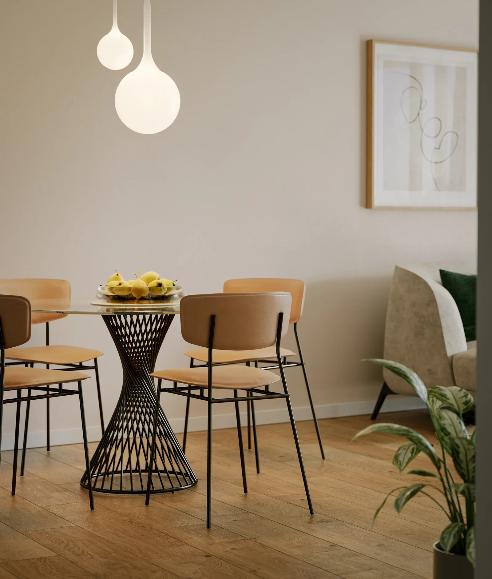 Fonte Laurentina: sala da pranzo moderna con tavolo rotondo con base in metallo intrecciato, quattro sedie beige, frutta sul tavolo, due lampade pendenti bianche, pianta e divano con cuscino verde chiaro.
