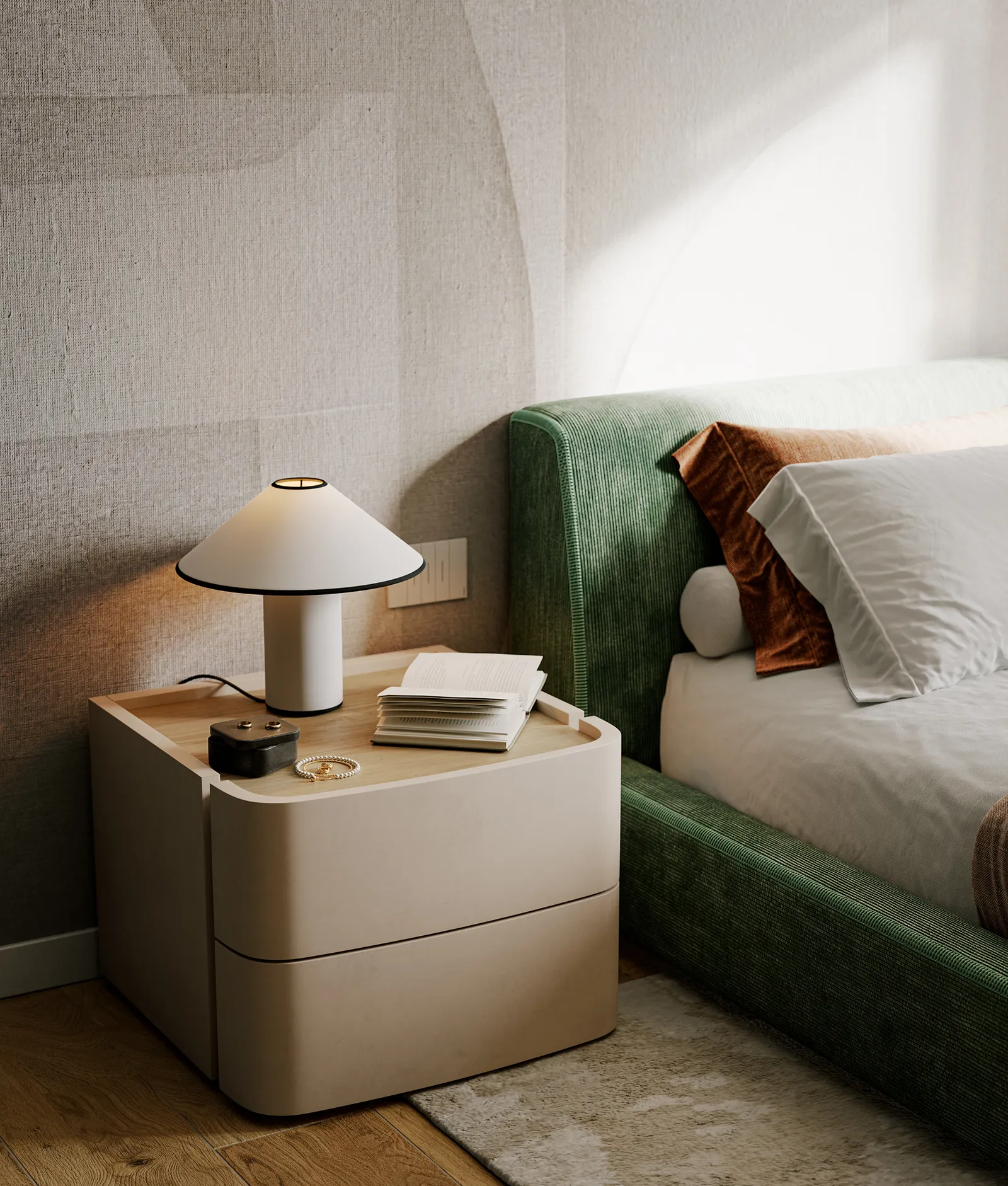 Fonte Laurentina: comodino beige con lampada moderna, libro aperto e gioielli accanto a un letto con testiera verde e cuscini bianchi e marroni.